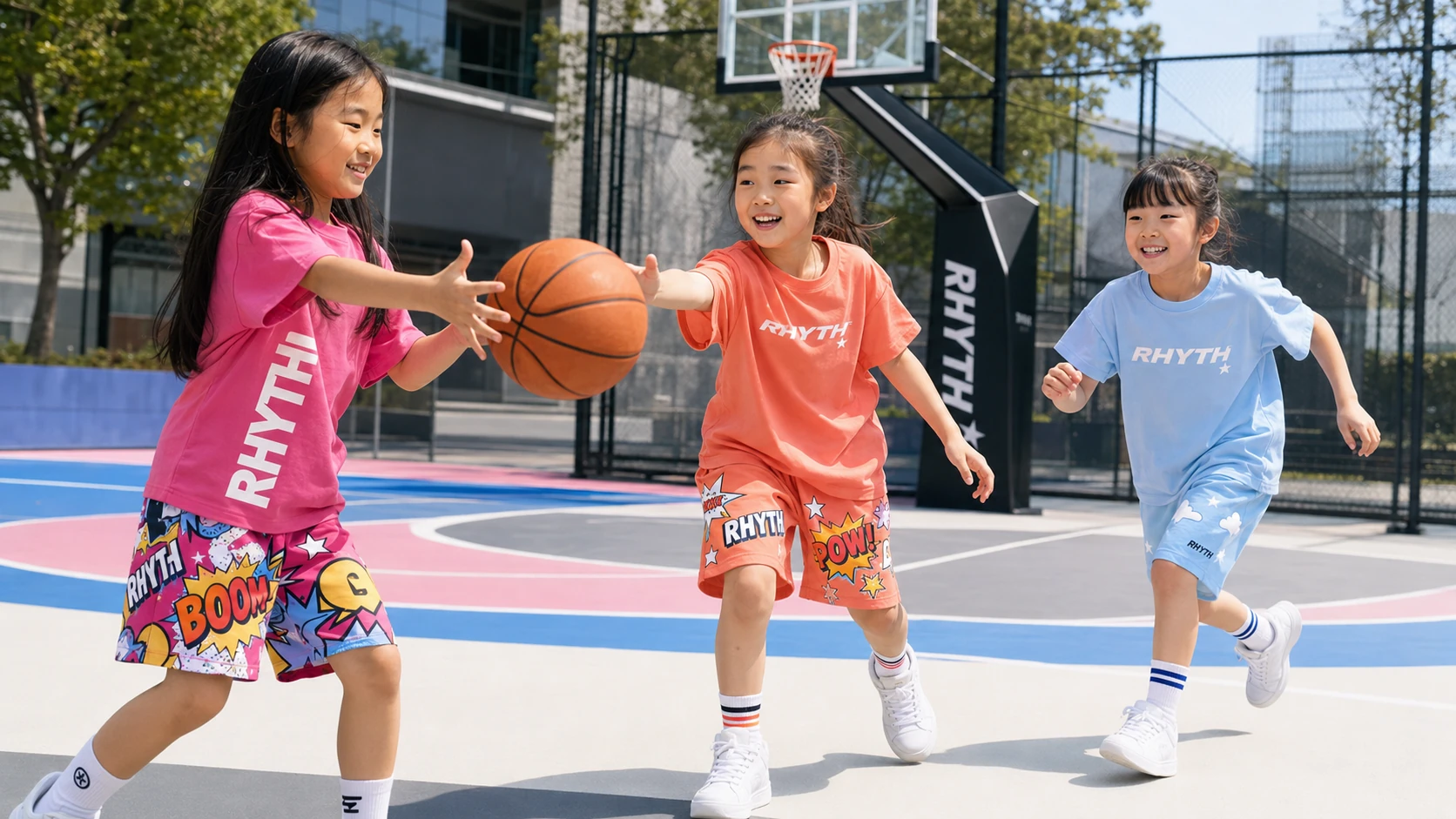 ピンク、オレンジ、ブルーのウェアでパスをつなぐ子どもたち